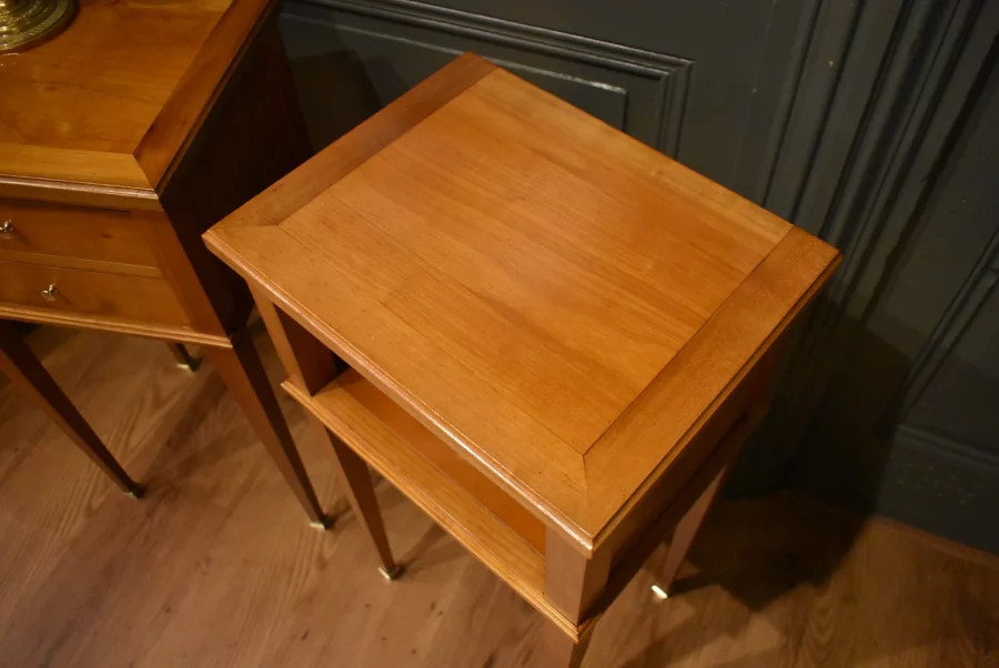 Paire de petits chevets de style Louis XVI