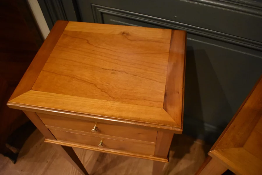 Paire de petits chevets de style Louis XVI