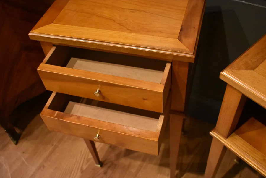 Paire de petits chevets de style Louis XVI