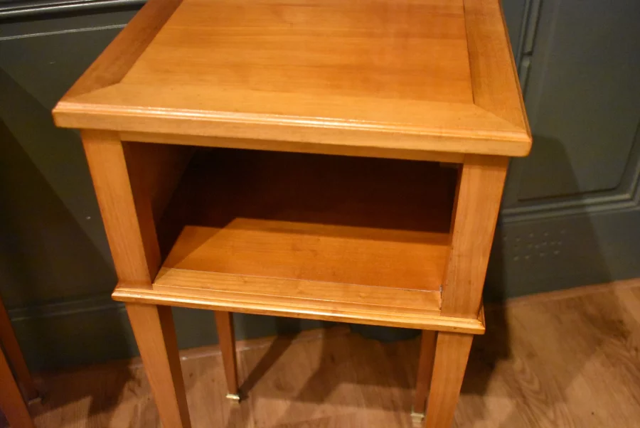 Paire de petits chevets de style Louis XVI