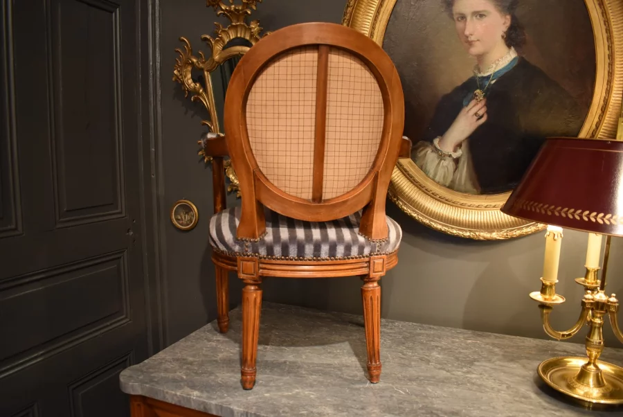 Fauteuil d'enfant de style Louis XVI