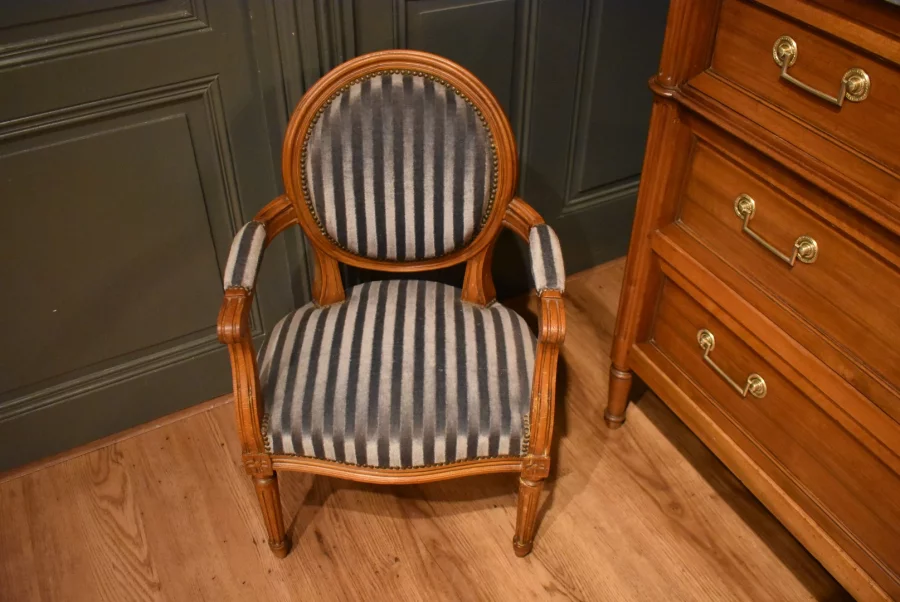 Fauteuil d'enfant de style Louis XVI