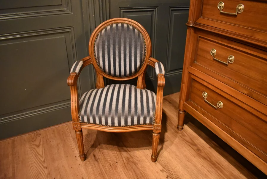 Fauteuil d'enfant de style Louis XVI