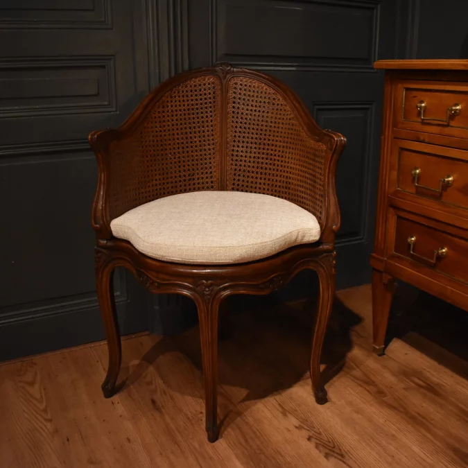 Fauteuil de bureau canné de style Louis XV