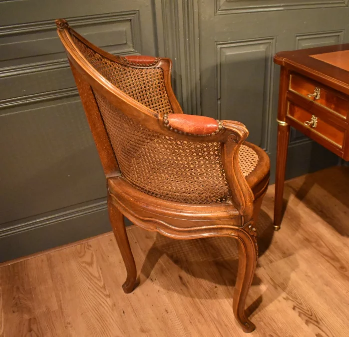 Fauteuil de bureau canné de style Louis XV