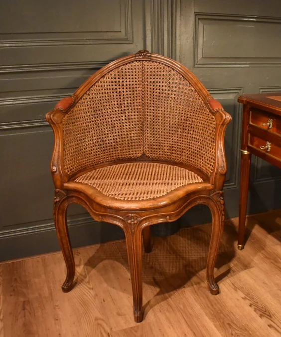 Fauteuil de bureau canné de style Louis XV