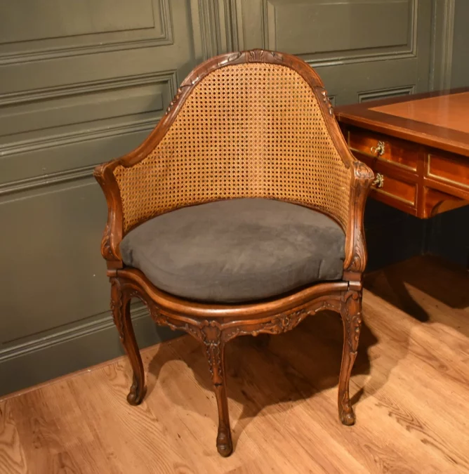 Fauteuil de bureau canné de style Louis XV