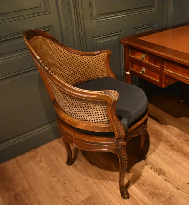 Fauteuil de bureau canné de style Louis XV