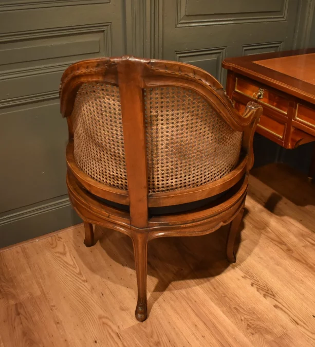 Fauteuil de bureau canné de style Louis XV