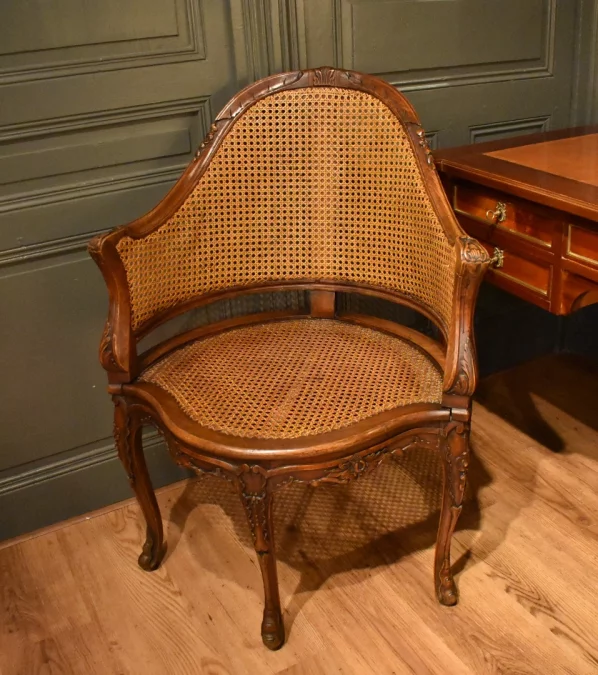 Fauteuil de bureau canné de style Louis XV
