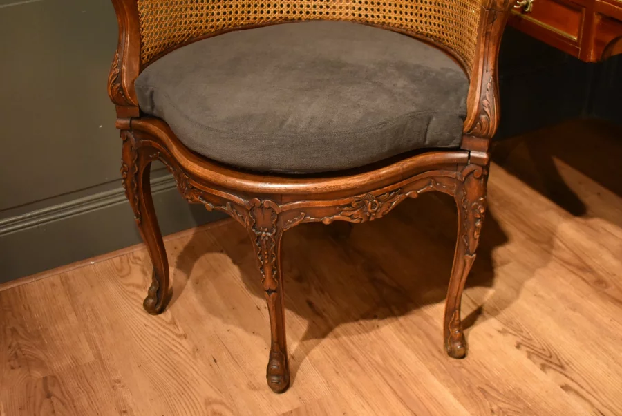 Fauteuil de bureau canné de style Louis XV