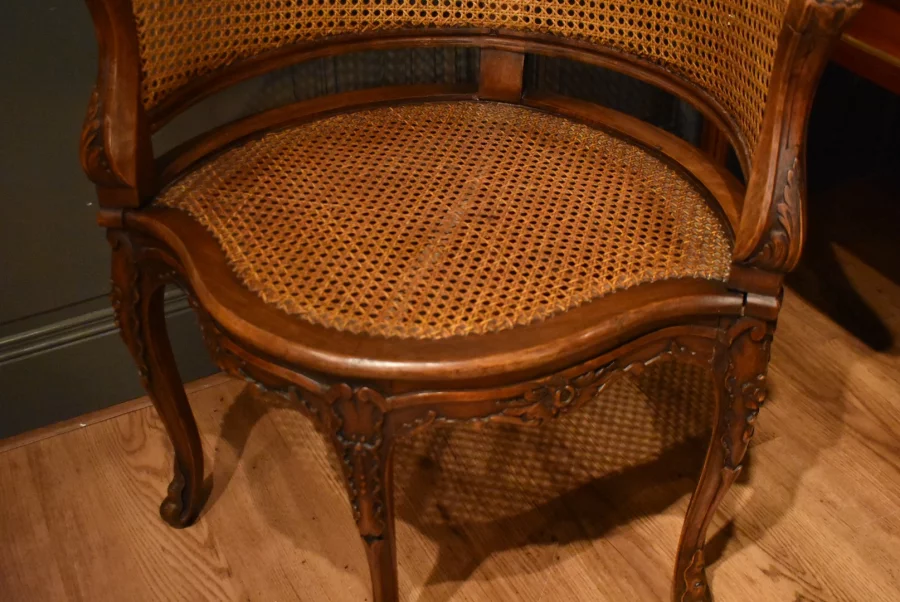 Fauteuil de bureau canné de style Louis XV