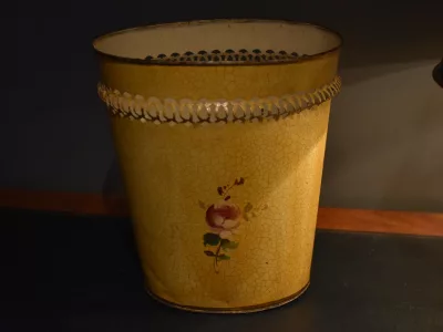 Corbeille à papiers en tôle peinte