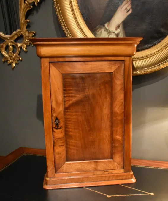 Armoire miniature en  noyer