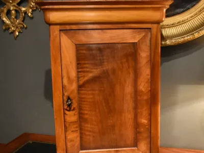 Armoire miniature en  noyer