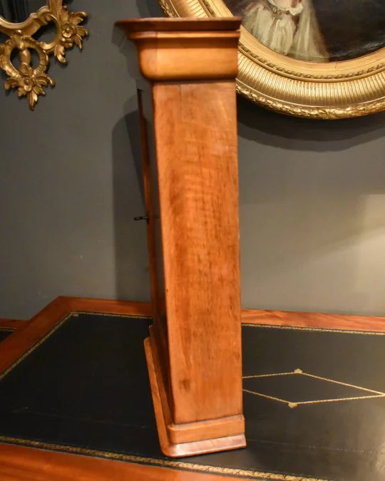 Armoire miniature en  noyer