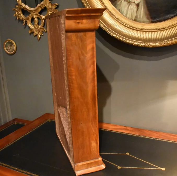 Armoire miniature en  noyer