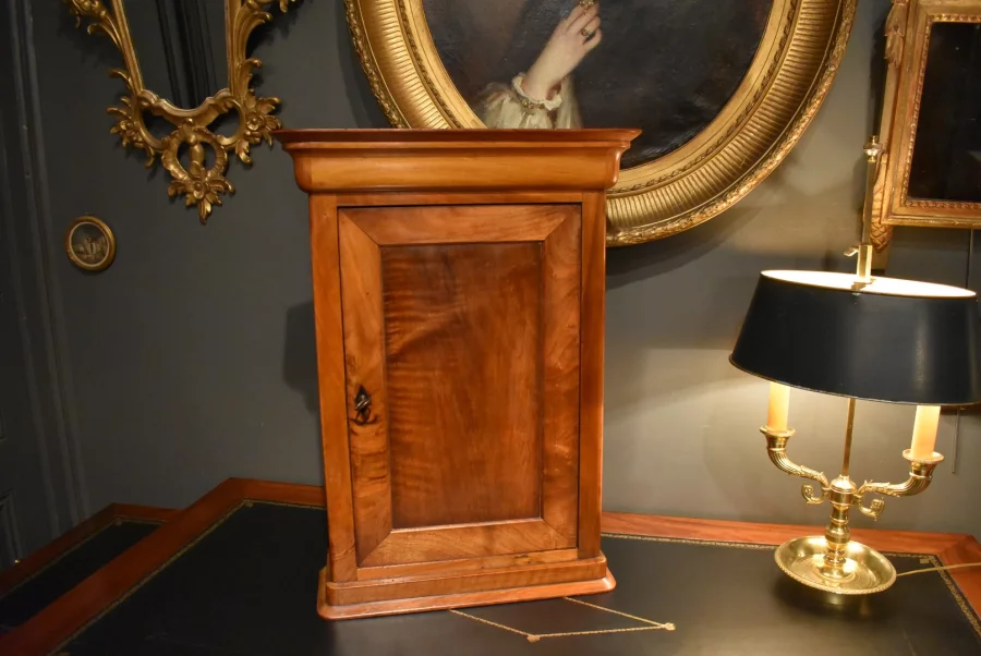 Armoire miniature en  noyer