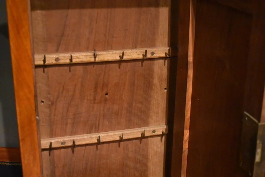 Armoire miniature en  noyer