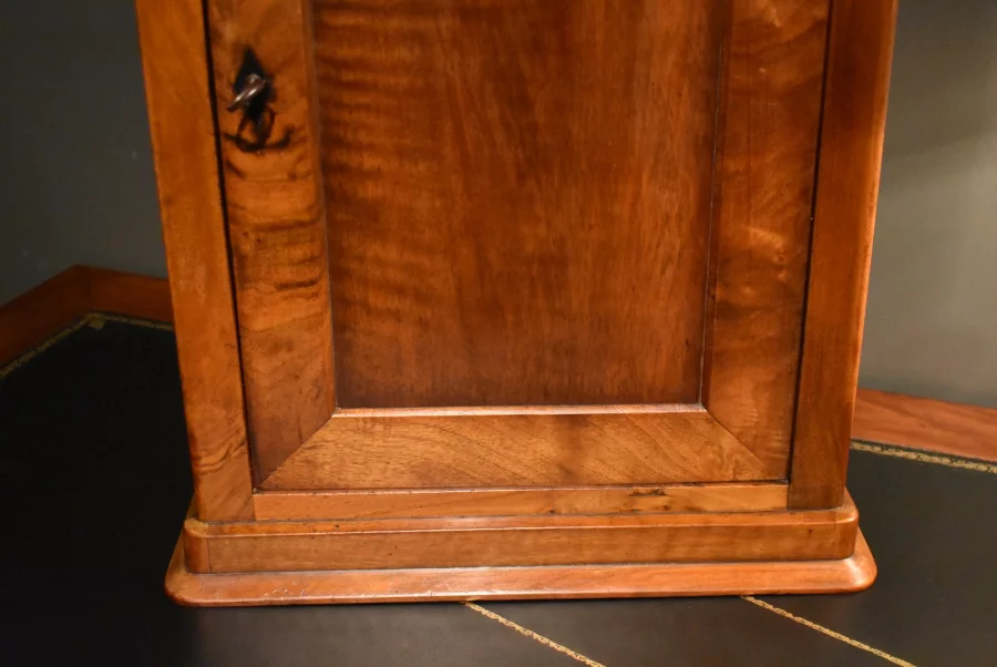 Armoire miniature en  noyer