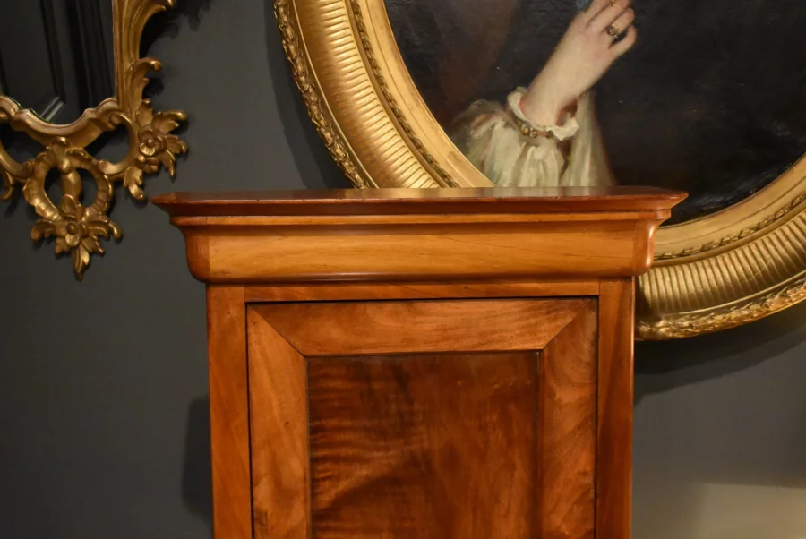 Armoire miniature en  noyer