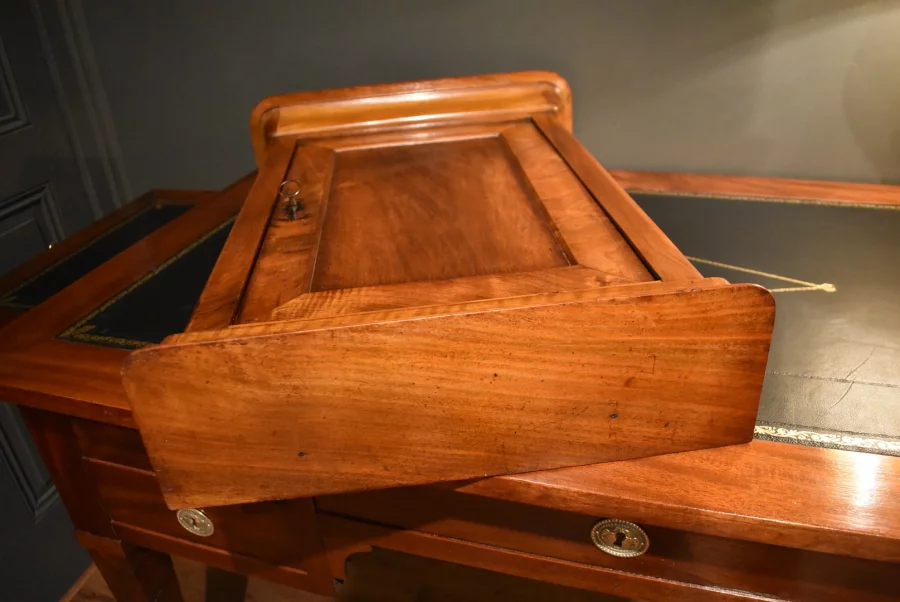 Armoire miniature en  noyer