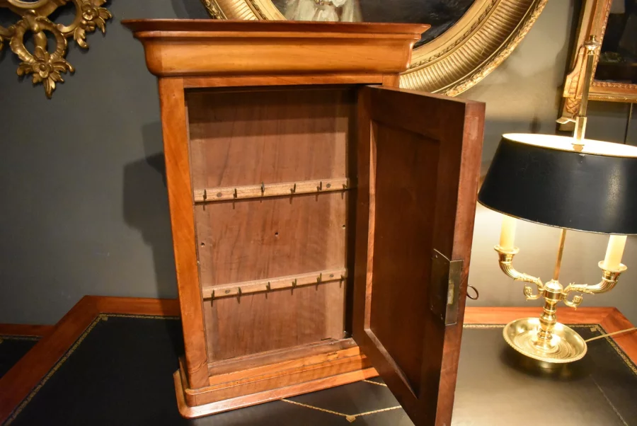 Armoire miniature en  noyer