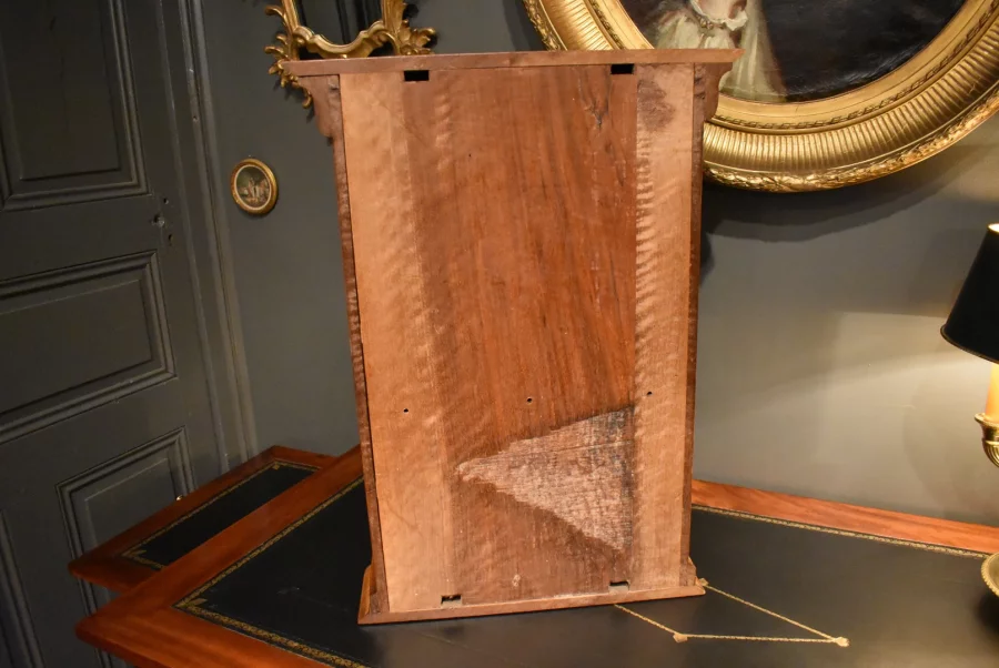 Armoire miniature en  noyer