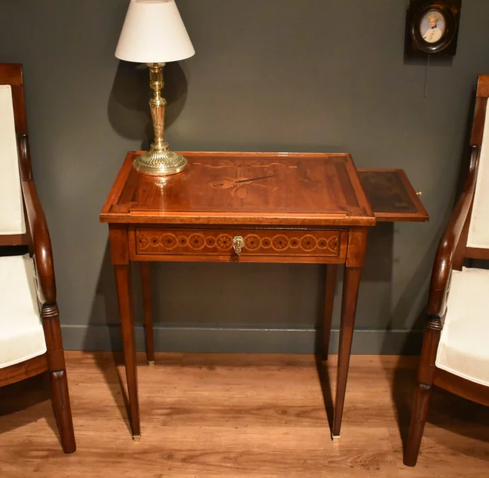 Table à écrire en marqueterie