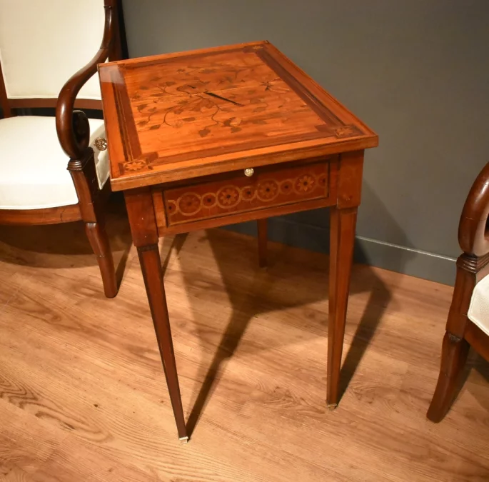 Table à écrire en marqueterie