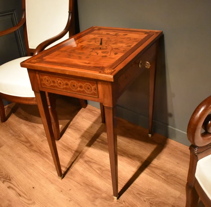 Table à écrire en marqueterie