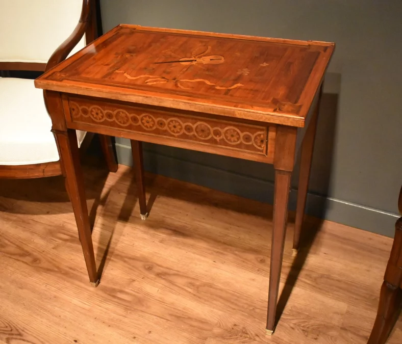 Table à écrire en marqueterie