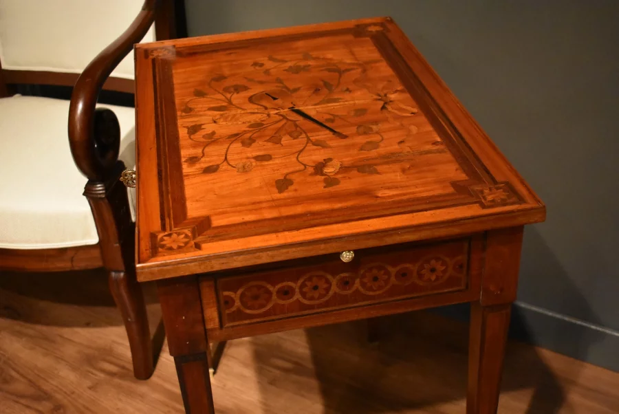 Table à écrire en marqueterie