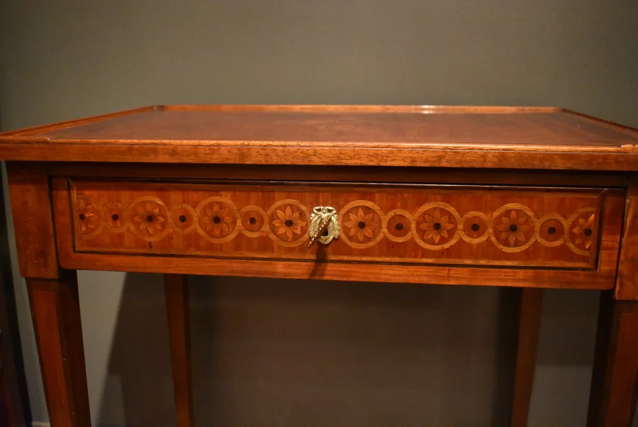 Table à écrire en marqueterie