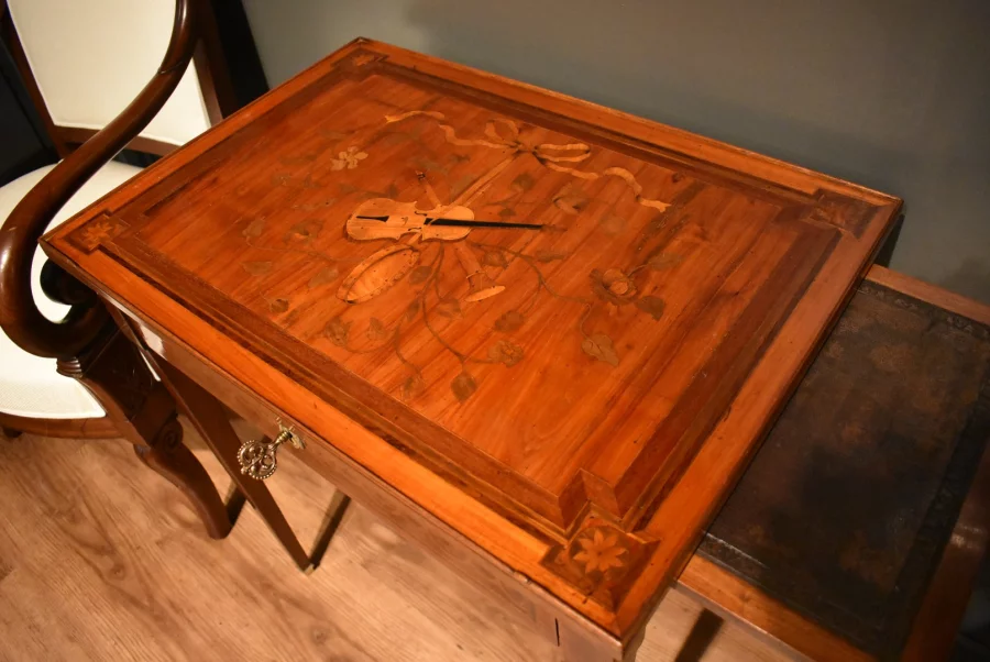 Table à écrire en marqueterie