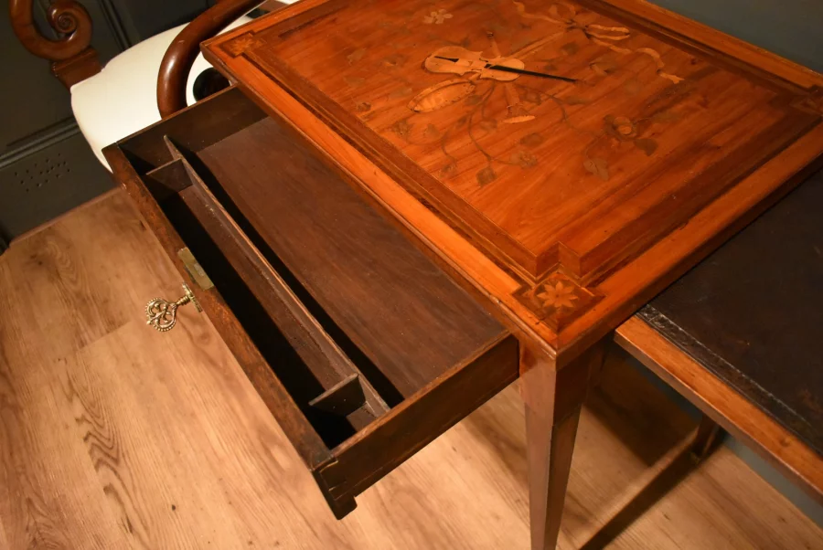 Table à écrire en marqueterie