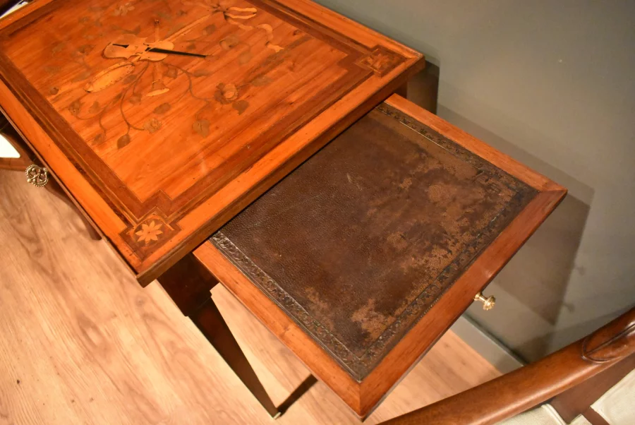 Table à écrire en marqueterie