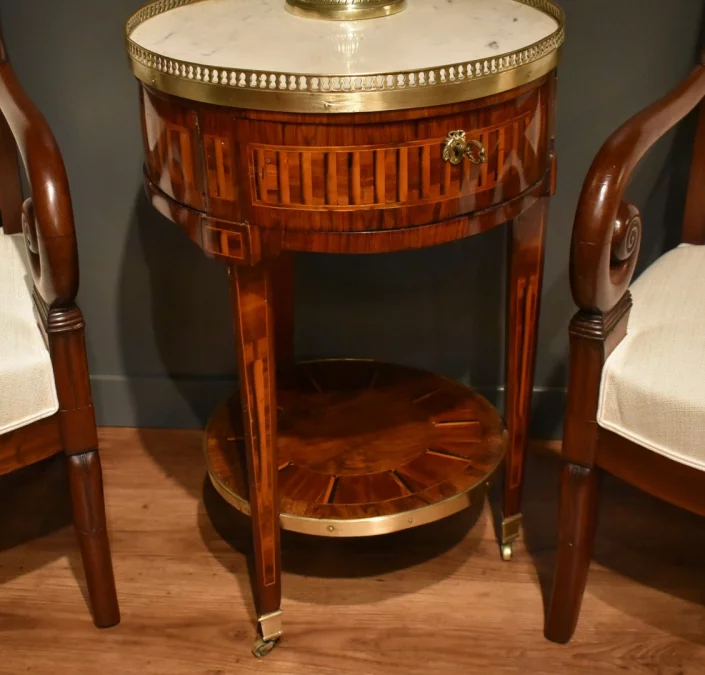 Table ronde en marqueterie de style Louis XVI