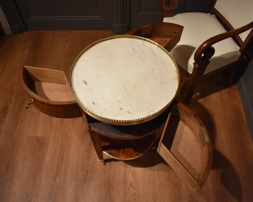 Table ronde en marqueterie de style Louis XVI