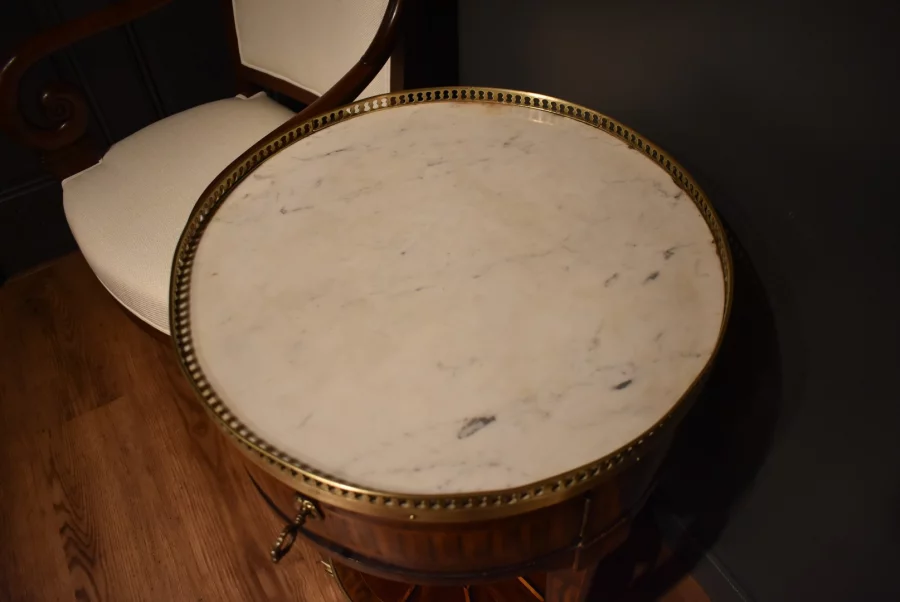 Table ronde en marqueterie de style Louis XVI