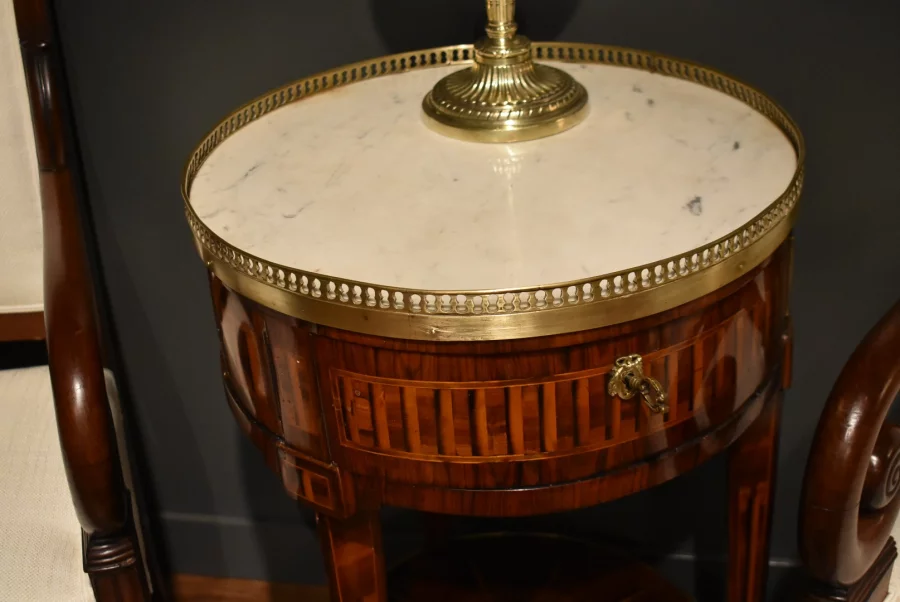 Table ronde en marqueterie de style Louis XVI