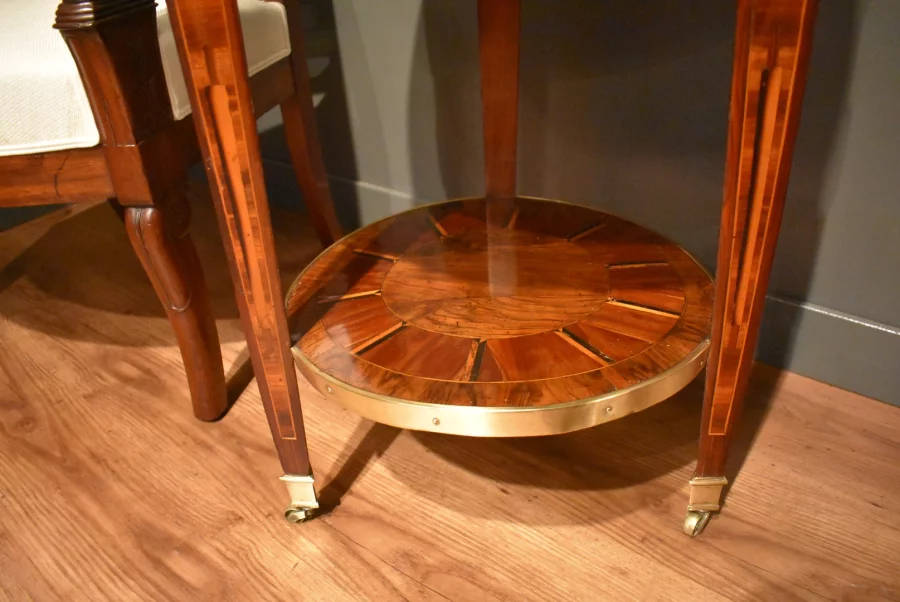 Table ronde en marqueterie de style Louis XVI