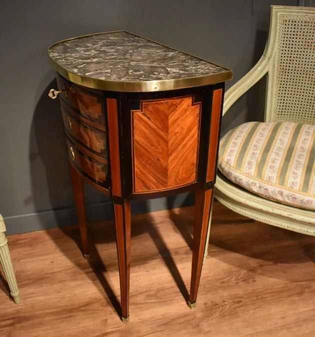 Petite commode Louis XVI estampillée Pierre Antoine VEAUX