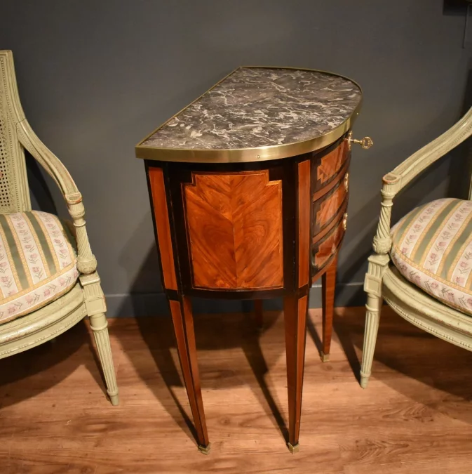 Petite commode Louis XVI estampillée Pierre Antoine VEAUX
