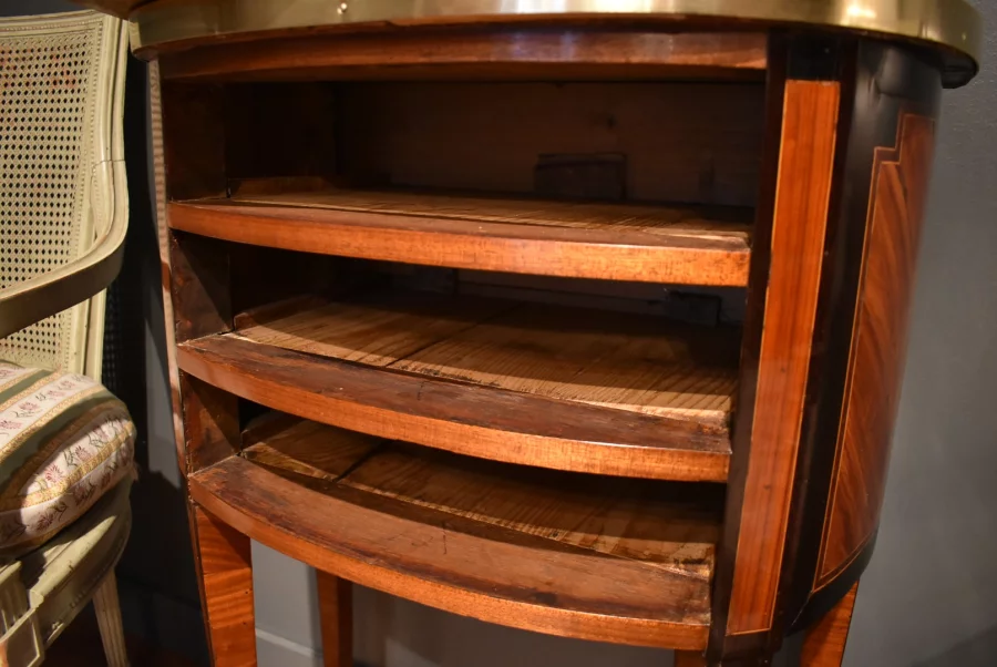 Petite commode Louis XVI estampillée Pierre Antoine VEAUX