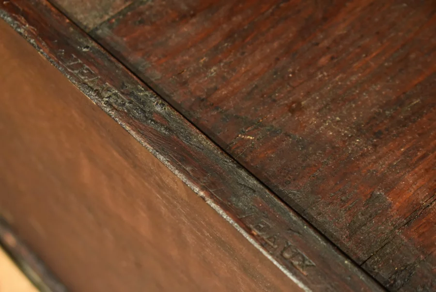 Petite commode Louis XVI estampillée Pierre Antoine VEAUX