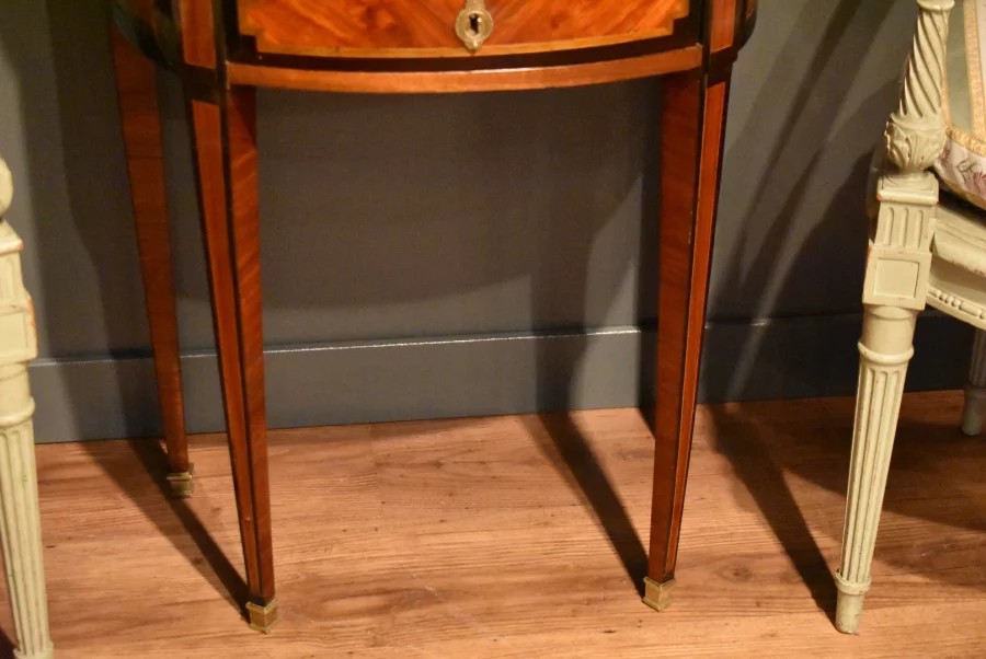 Petite commode Louis XVI estampillée Pierre Antoine VEAUX