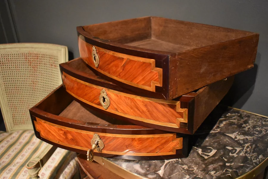 Petite commode Louis XVI estampillée Pierre Antoine VEAUX