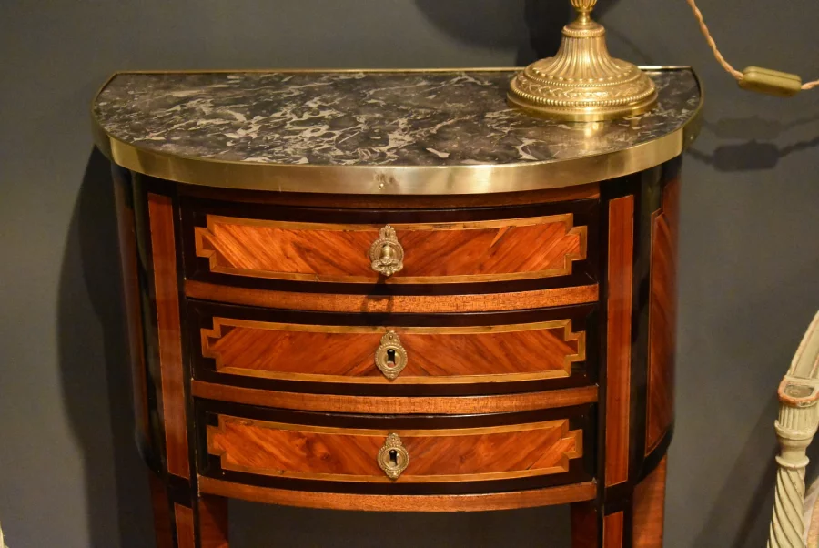 Petite commode Louis XVI estampillée Pierre Antoine VEAUX