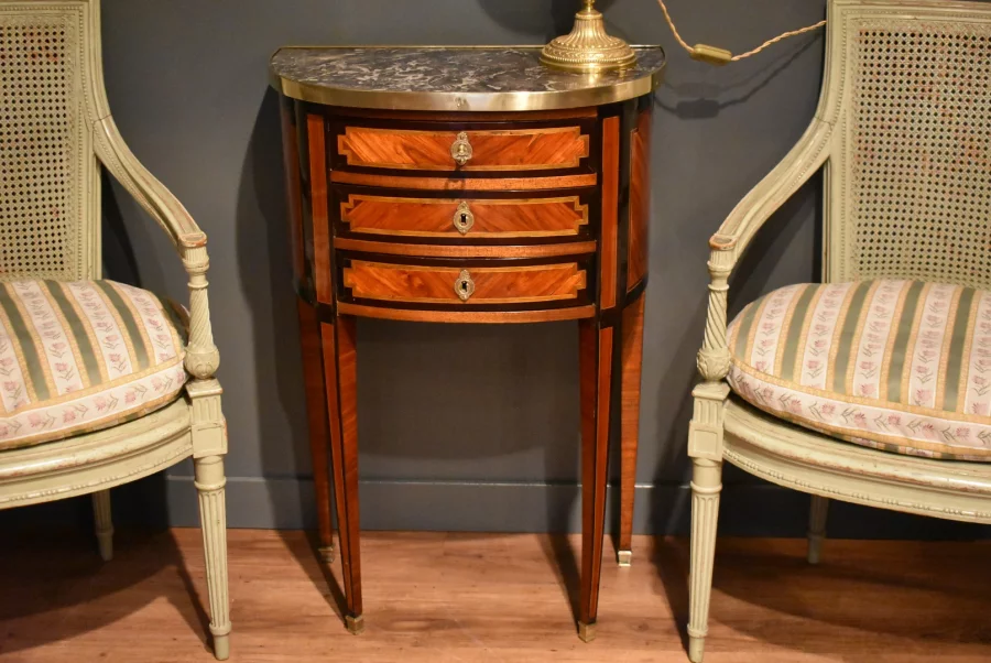 Petite commode Louis XVI estampillée Pierre Antoine VEAUX